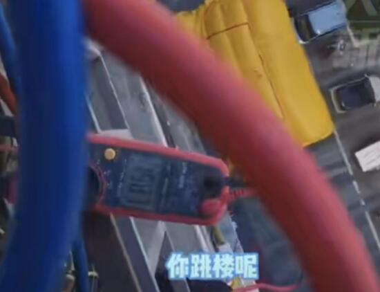 师傅高楼装空调被误认为轻生 背后真相实在令人感到惊愕