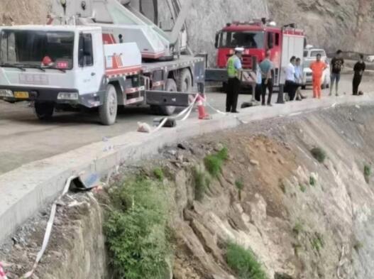 车辆坠江致5死 家属质疑路段无护栏  背后真相实在令人感到惊愕