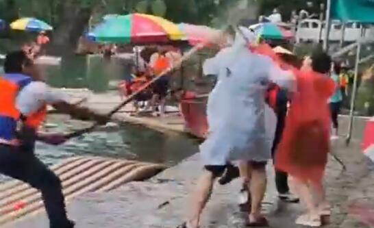 广西景区3竹筏工殴打游客被拘15日  背后真相令人感到震惊