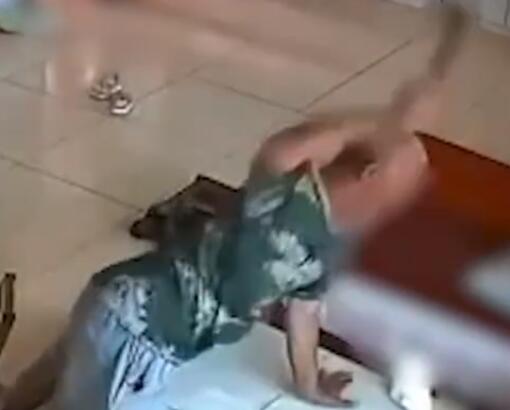 65岁老人追砍两名女孩 警方:已抓获 背后真相实在令人感到惊愕