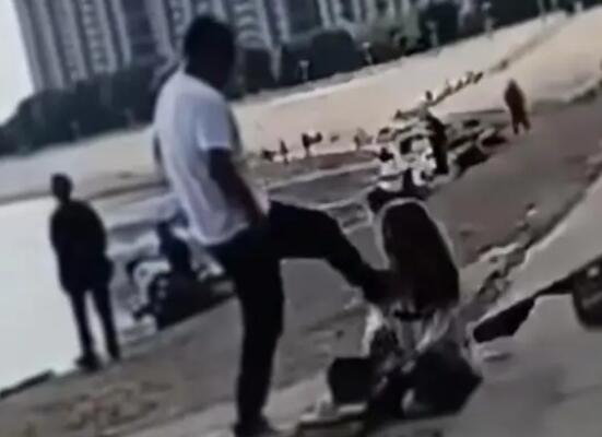 女孩跳河获救后被父亲踹倒  背后真相令人感到震惊