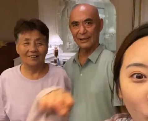 孙女带爷爷奶奶旅游 出发前要先宣誓 背后真相实在令人感到惊愕