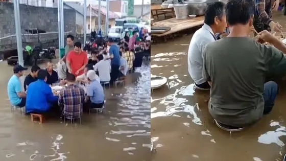 暴雨后怎可坚持在洪水中“吃席”? 背后真相实在令人感到惊愕