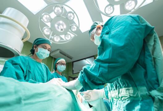 00后小伙狂炫火锅炸鸡确诊直肠癌  背后真相实在令人感到惊愕