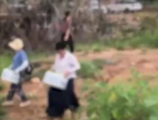 大爷大妈围聚水库“放生”矿泉水  背后真相让人惊讶万分