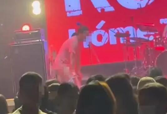 官方通报乐队演出队员当众脱裤子  背后真相实在令人震惊