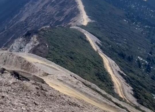 西藏林芝一越野车坠崖致4人遇难  背后真相令人感到震惊