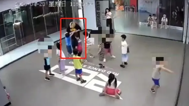 男孩学街舞被老师取绰号揪耳朵  背后真相实在令人感到惊愕