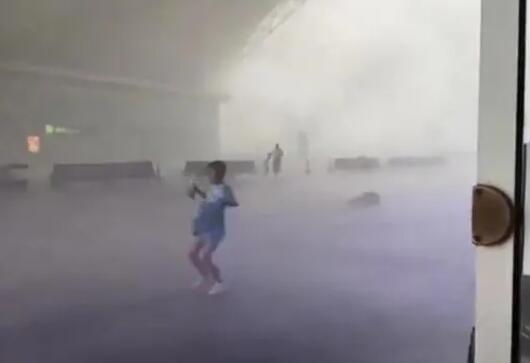 火车站多名乘客被狂风暴雨吹倒 背后真相实在令人感到惊愕