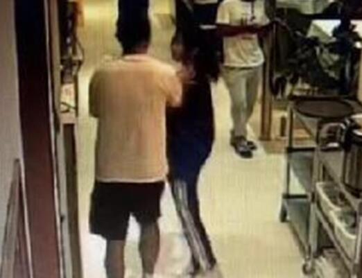 男子推搡店员称服务业低人一等 内幕曝光简直太意外了