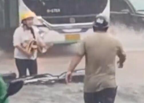 大哥冲入暴雨中救援被困女外卖员 背后真相实在让人感动