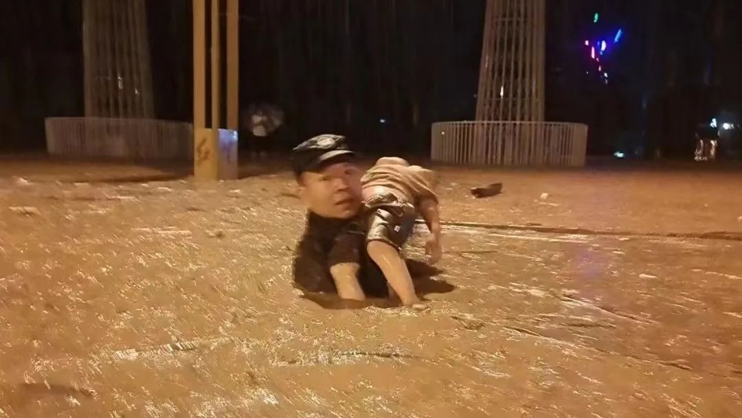 辅警洪水中托举女童获记一等奖 背后真相实在令人感到惊愕