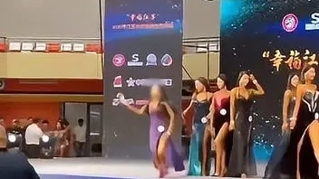 健美赛女模特扔鞋砸评委 官方回应 背后真相实在令人感到惊愕