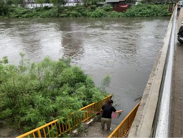 北京凉水河暴涨 仍有人越线捞鱼 背后真相实在令人感到惊愕