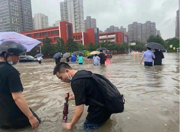 暴雨亲历者：父亲被冲走人没了 母亲失联生死不知 吃的也都没有