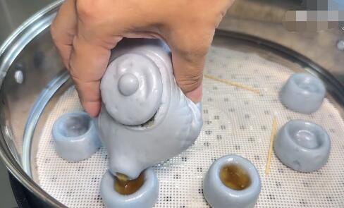 山东茶壶造型馒头竟能倒出茶水  背后真相实在令人感到惊愕