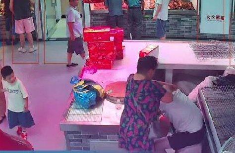 大妈误以老板中暑为其刮痧10分钟 背后真相令人感到震惊