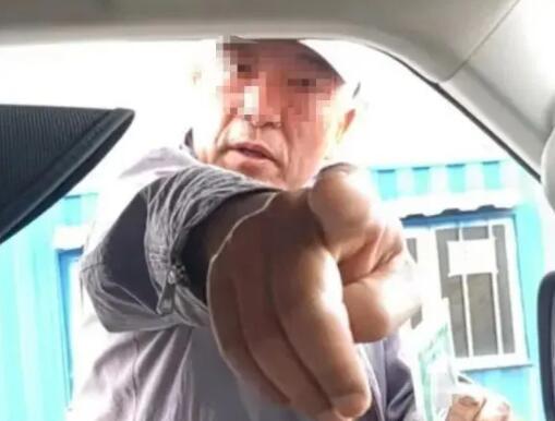 青海停车10分钟收50元商家已关停  背后真相实在令人感到惊愕