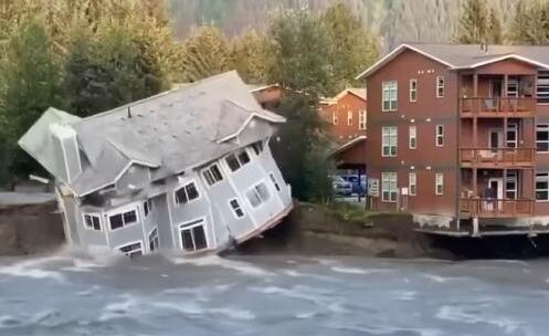美国阿拉斯加州一建筑被洪水摧毁 背后真相实在令人感到惊愕