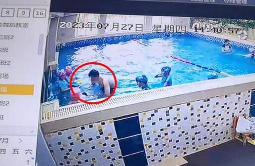 幼儿园女童被男教练强按水里惩戒 背后真相实在令人感到惊愕