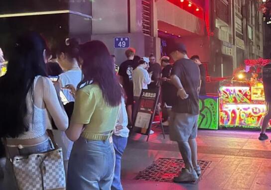 女子被当街猥亵?酒吧:他们认识  背后真相实在令人感到惊愕