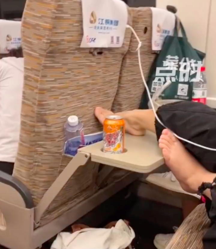 12306回应女子车厢内光脚踩桌板  背后真相实在令人感到惊愕