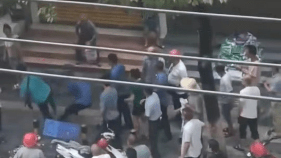 贵州一男子当街击倒城管 警方回应  背后真相实在令人感到惊愕