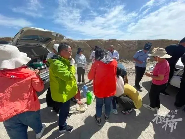 一家8口被困荒漠 网友怒了 背后真相实在令人感到惊愕