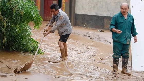 洪水退去男子蹚半米深淤泥回家 背后真相实在令人感到惊愕