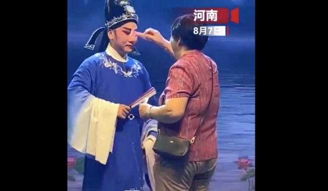 阿姨看戏剧表演直接上台打赏 背后真相实在令人感到惊愕