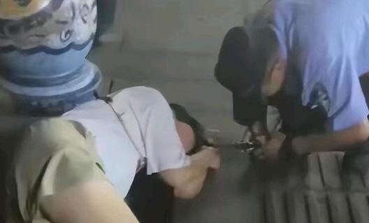 女孩疑因低价摆摊遭同行棍棒殴打  这到底是怎么回事？