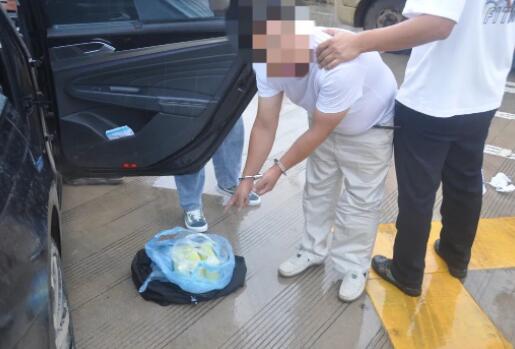 民警一拳捶爆车窗抓毒贩  这到底是怎么回事？