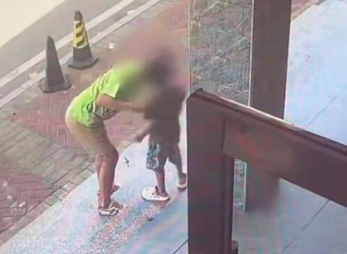 酒店广告牌有房被小孩改成有尸 背后真相让人惊讶万分