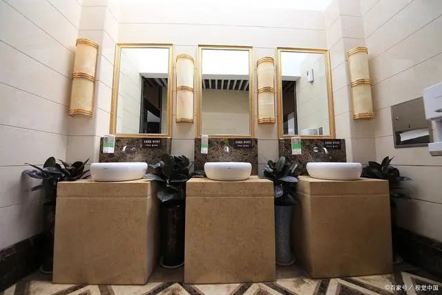 加油站上公厕收费1元?员工回应 背后真相实在令人感到惊愕