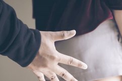 女子称被经理拍屁股 公司董事:小事 背后真相实在令人感到惊愕