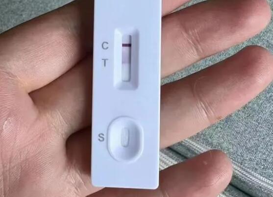 男子三阳抗原呈深紫色 背后真相实在令人感到惊愕