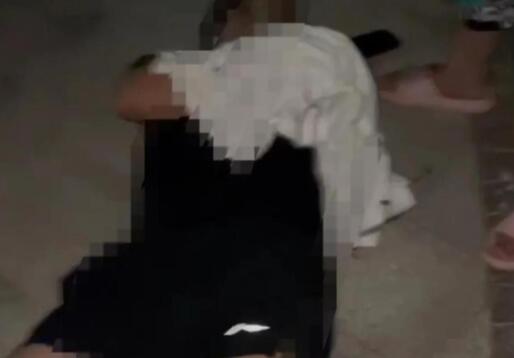 女子深夜砍伤两男子:他们说要揍我  这到底是怎么回事？