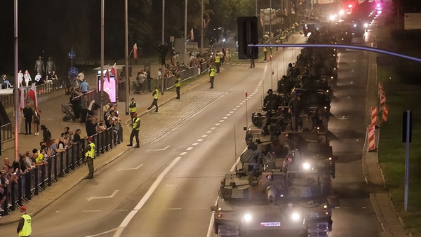 数千军队和坦克现身华沙街头 背后真相令人感到震惊