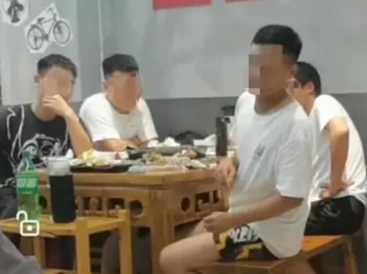 女子就餐被邻桌男盯着看 怒泼酸梅汁  背后真相让人惊讶万分
