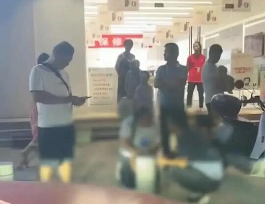 女子当街跪求男子还钱为父亲治病 背后真相实在令人感到惊愕