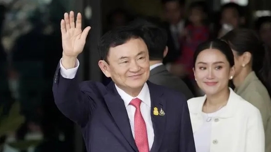 他信为什么冒着被捕风险回泰国 背后真相实在令人感到惊愕