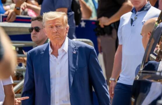 特朗普在监狱自首并拍摄嫌犯大头照 背后真相令人感到震惊