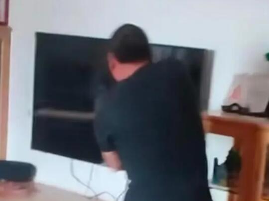 千万富翁被儿子送精神病院:已自缢  背后真相实在令人感到惊愕