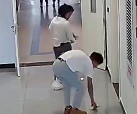 夫妻俩医院捡1万元毫不犹豫上交 背后真相让人惊讶万分