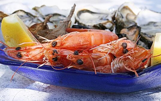 妈妈欲买海鲜囤满3米长冰柜惊呆儿子  这到底是怎么回事？