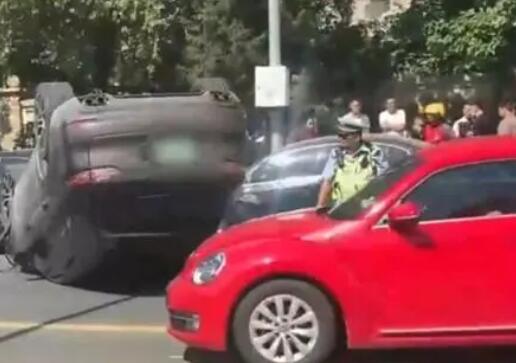 女子开保时捷连撞四五辆路边车辆 背后真相让人惊讶万分