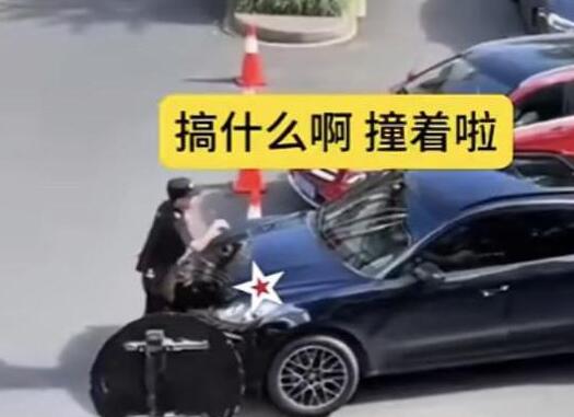 保时捷欲插队被拦数次顶撞保安 背后真相令人感到震惊