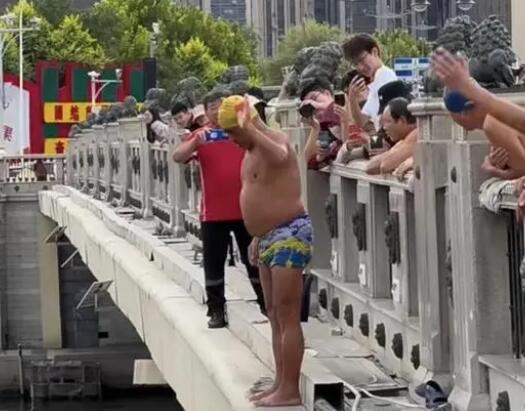 官方称天津大爷跳水水域禁止游泳 没想到在短视频瞬间走红
