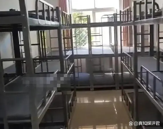 河北一小学宿舍现三层床铺拥挤不堪 学校方面的回应却让人大跌眼镜