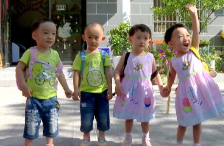 全球罕见!双同卵双生四胞胎萌娃上学啦